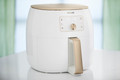 Philips Airfryer XXL Smart Sensing Premium Wit HD9870/20 + Bakvorm product in gebruik