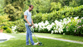 Bosch UniversalGrassCut 18 (zonder accu) product in gebruik