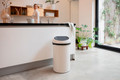 Brabantia Touch Bin 60 Liter Soft Beige product in gebruik