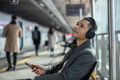Sony WH-1000XM5 Zwart product in gebruik
