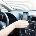 ACT Telefoonhouder Auto Luchtrooster/Dashboard met Draadloos Opladen + Oplader 18W product in gebruik