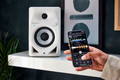Pioneer DJ DM-40D-BT Wit product in gebruik