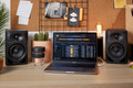 Pioneer DJ DM-40D-BT Zwart product in gebruik