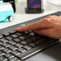 Logitech Signature K650 Comfort Wireless Keyboard AZERTY + Signature M650 Mouse product in use