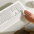Logitech Signature K650 Comfort Wireless Keyboard AZERTY + Signature M650 Mouse product in use