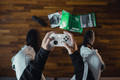 Microsoft Xbox Series X en S Wireless Controller Robot Wit product in gebruik