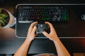 Microsoft Xbox Series X und S Wireless Controller Carbon Schwarz produkt in gebrauch