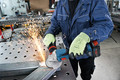 Bosch Professional GWS 18V-15 C 5,0 Ah GBA Accu (2x) Starterspakket product in gebruik