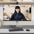 Logitech Brio 300 Full HD Webcam Zwart product in gebruik
