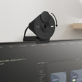 Logitech Brio 300 Full HD Webcam Zwart product in gebruik