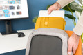 BlueBuilt Laptophoes voor Apple MacBook Pro 16 inch Geel product in gebruik