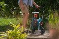 Gardena Textielslang Liano Life 15m Set + Gardena Classic Multifunctionele Broes product in gebruik