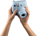 Fujifilm Instax Mini 12 Pastel Blue produkt in gebrauch