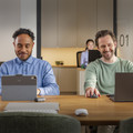 Logitech MX Anywhere 3S Compact Zwart product in gebruik