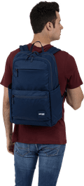 Case Logic Uplink Laptop Rugzak - Donkerblauw product in gebruik