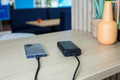 BlueBuilt Powerbank met Snelladen 20.000 mAh + Lightning Kabel 1,5m Nylon Wit product in gebruik