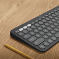 Logitech Pebble Keyboard 2 - K380s Graphite AZERTY product in use