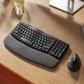 Logitech Wave Keys Draadloos Ergonomisch Toetsenbord QWERTY product in gebruik