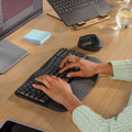 Logitech Wave Keys Draadloos Ergonomisch Toetsenbord QWERTY product in gebruik