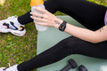 BlueBuilt Siliconen Bandje Zwart voor Apple Watch 40/41/42 mm product in gebruik