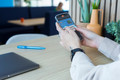 BlueBuilt Milanees Bandje Zwart voor Apple Watch 40/41/42 mm product in gebruik