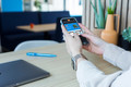 BlueBuilt Milanees Bandje Goud voor Apple Watch 40/41/42 mm product in gebruik