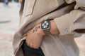 BlueBuilt Milanees Bandje Goud voor Apple Watch 40/41/42 mm product in gebruik
