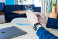 BlueBuilt Milanees Bandje Zwart voor Apple Watch 44/45/46 mm product in gebruik