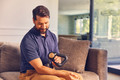 Theragun Sense Black product in gebruik
