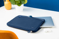 BlueBuilt Laptophoes breedte 33 cm 14 inch M Blauw product in gebruik