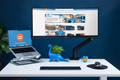 BlueBuilt Monitorarm Mechanische Veer voor 1 Ultrawide Monitor product in gebruik