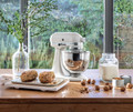 KitchenAid 5KSM185PSEAC Amandelwit product in gebruik