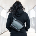 WANDRD Rogue Sling 3L Groen product in gebruik