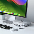 Satechi Aluminum Mac Mini/Mac Studio Stand Hub Zilver met SSD slot product in gebruik