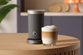 Philips Baristina Milchaufschäumer Schwarz produkt in gebrauch