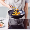 GreenPan Evolution Wokpan 28 cm Zwart product in gebruik