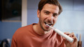 Philips Sonicare 6100 Series HX7400/01 Wit product in gebruik