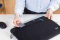 BlueBuilt Laptophoes breedte 32 cm 13-14 inch Zwart product in gebruik