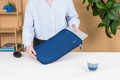 BlueBuilt Laptophoes breedte 36 cm 15-16 inch M Blauw product in gebruik