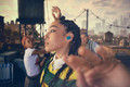 JBL Tune Buds 2 Blauw product in gebruik