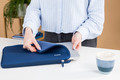 BlueBuilt Laptophoes voor Apple MacBook Pro 16 inch Blauw visual Coolblue 2