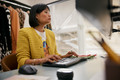 HP 680 Comfort Dual-Mode Keyboard and Mouse Combo AZERTY ISO layout product in use