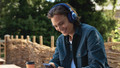 JBL Live 770NC Blauw + BlueBuilt Quick Charge Oplader met Us product in gebruik