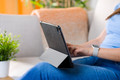 BlueBuilt Apple iPad Air 13" (2025/2024)/Pro 12.9" (2022) Tri-Fold Book Case Zwart product in gebruik