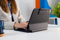 BlueBuilt Apple iPad Pro (2024) 11 inch Toetsenbord Hoes QWERTY Zwart product in gebruik