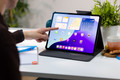 BlueBuilt Apple iPad Pro (2024) 13 inch Book Case Zwart product in gebruik