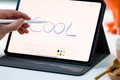 BlueBuilt Apple iPad Pro (2024) 11 inch Book Case Zwart product in gebruik