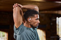 Shokz OpenFit 2+ Grijs product in gebruik