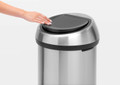 Brabantia Touch Bin 60 Liter Rvs Fingerprint Proof product in gebruik