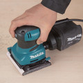 Makita BO4555K product in gebruik